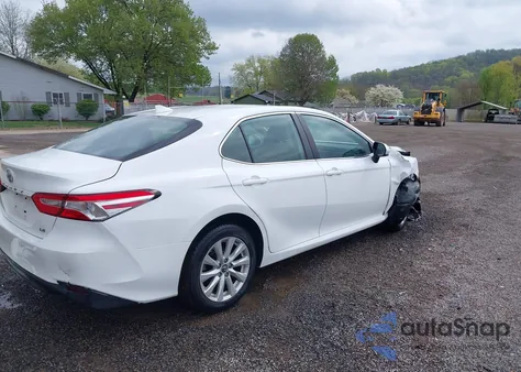 2019 Toyota Camry Le z USA, uszkodzony, nr VIN 4T1B11HK8KU819721